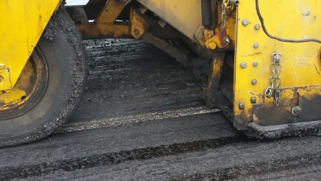 Figure 91. Windrow Elevator Picking Up the Entire Windrow