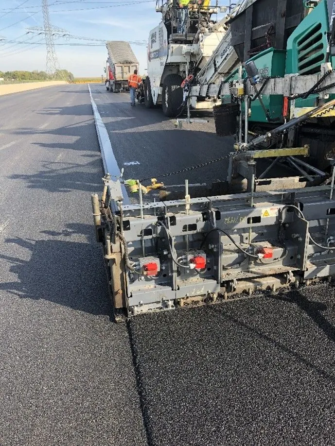 Figure 92. Fixed-Width Screed with Vibratory Bolt-On Extensions