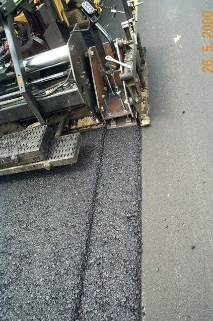 Figure 134. Notched-Wedge Device that Forms and Compacts through Screed Vibration